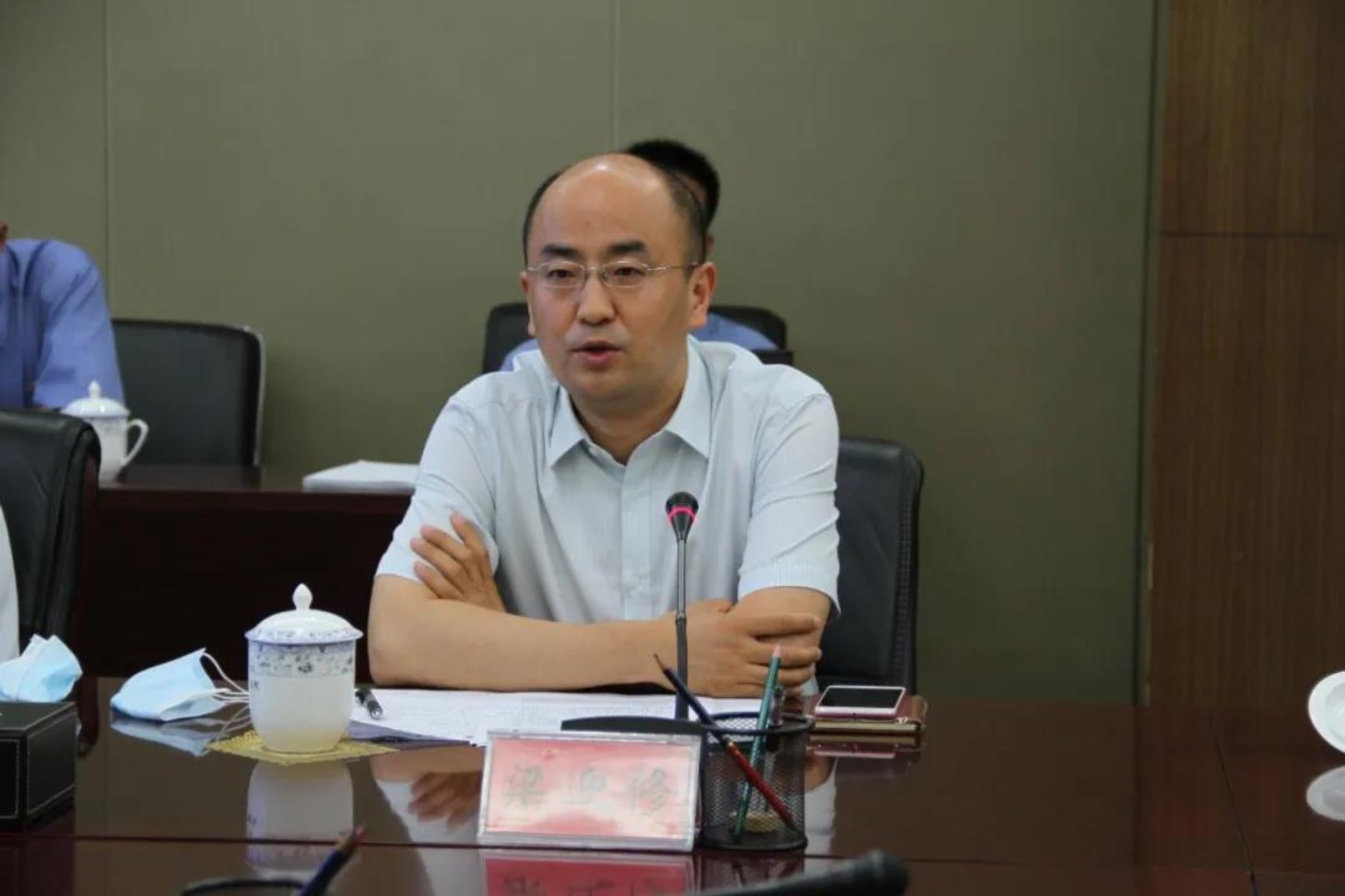 C:\Users\DELL\Desktop\梁迎修讲话照片.jpg