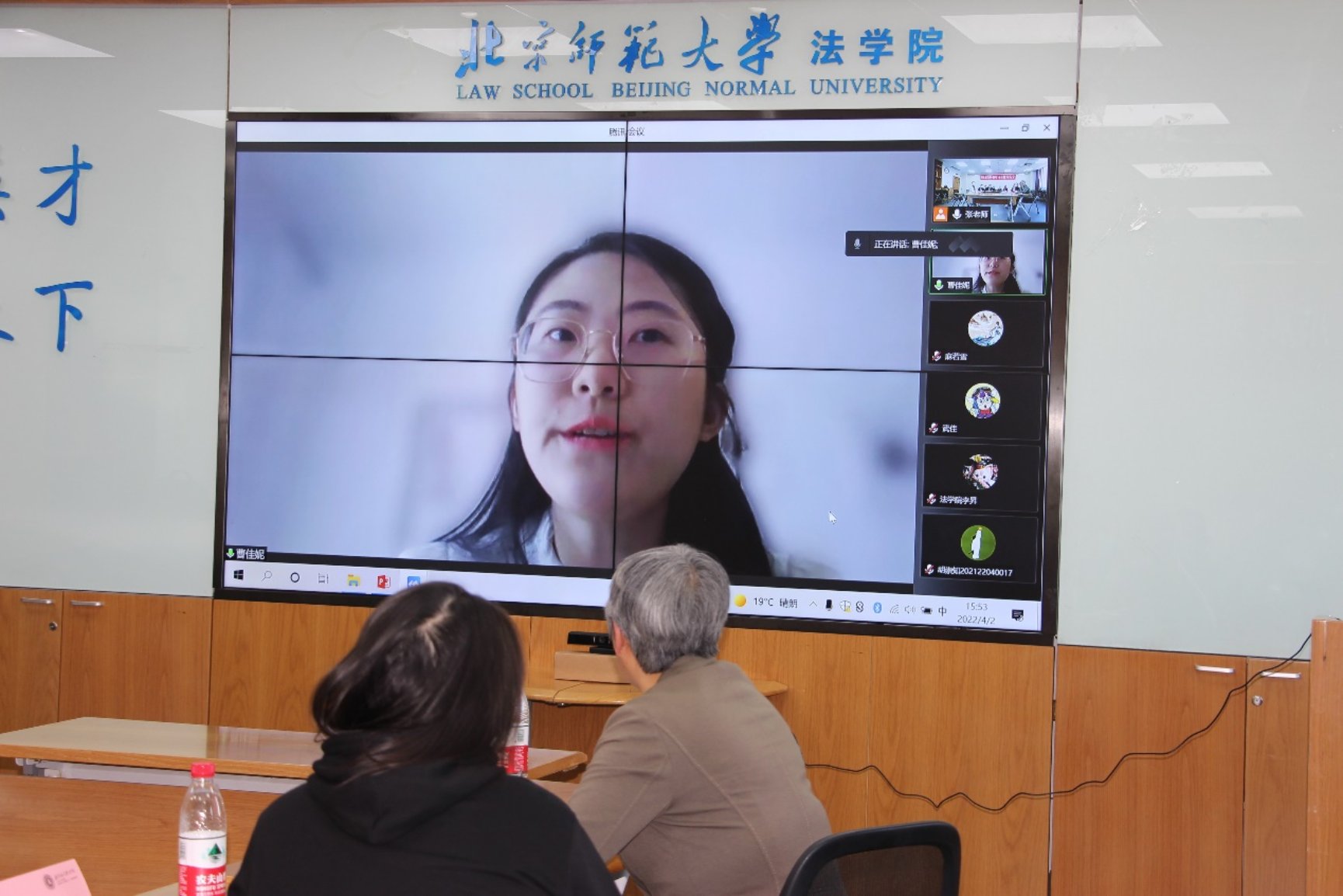 图片包含 室内, 人, 女人, 小孩&#xA;&#xA;描述已自动生成
